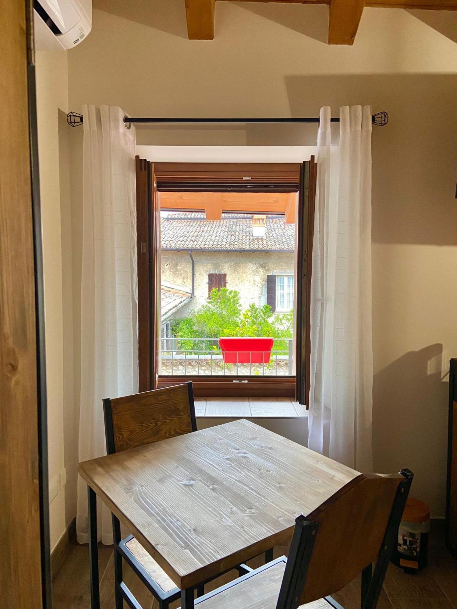 La Volpe Rossa Rooms And Apartments San Felice del Benaco Exterior foto
